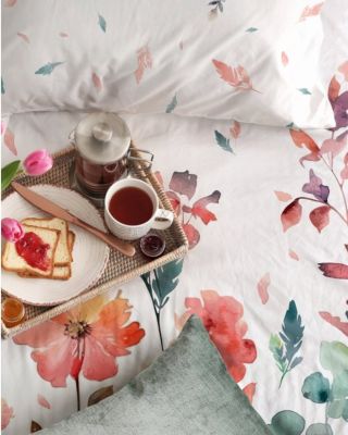 ☀️ Pomalá letní rána… Když čas plyne trochu jinak, slunce jemně prosvítá do ložnice, a vy nikam nemusíte spěchat. Vůně...