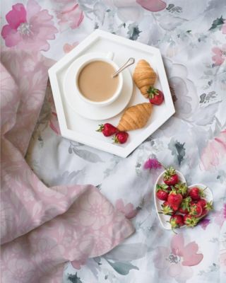 🌺 Zavřete oči a představte si... 🌺 Jemný vánek, rozkvetlá zahrada a vůně léta – to vše můžete mít i ve své ložnici....